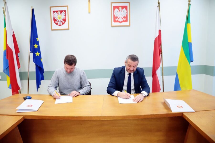 podpisanie umowy z wykonawcą – firmą Wojciech Niedźwiecki WOSTAR i Prezydent Miasta Ostrołęki Łukasz Kulik