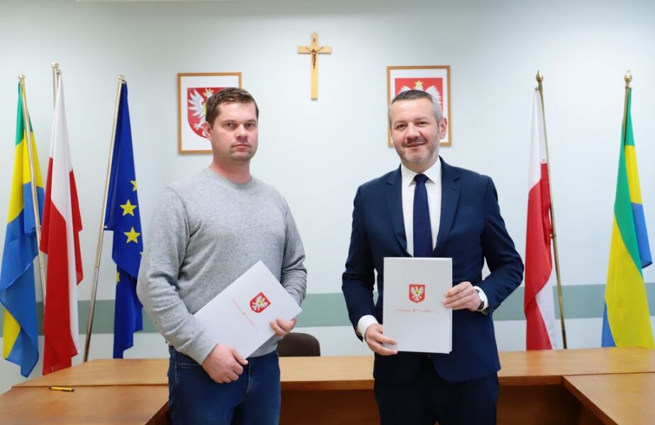 podpisanie umowy z wykonawcą – firmą Wojciech Niedźwiecki WOSTAR i Prezydent Miasta Ostrołęki Łukasz Kulik1